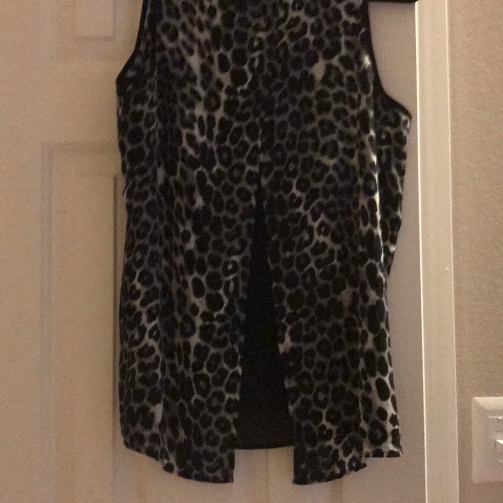 Beautiful top - Picture 2 of 2